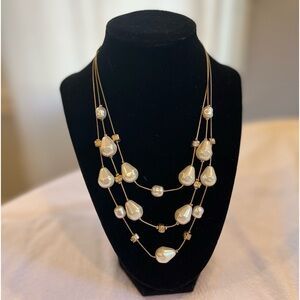 Chico’s necklace new condition 🩷 Gold and faux pearl